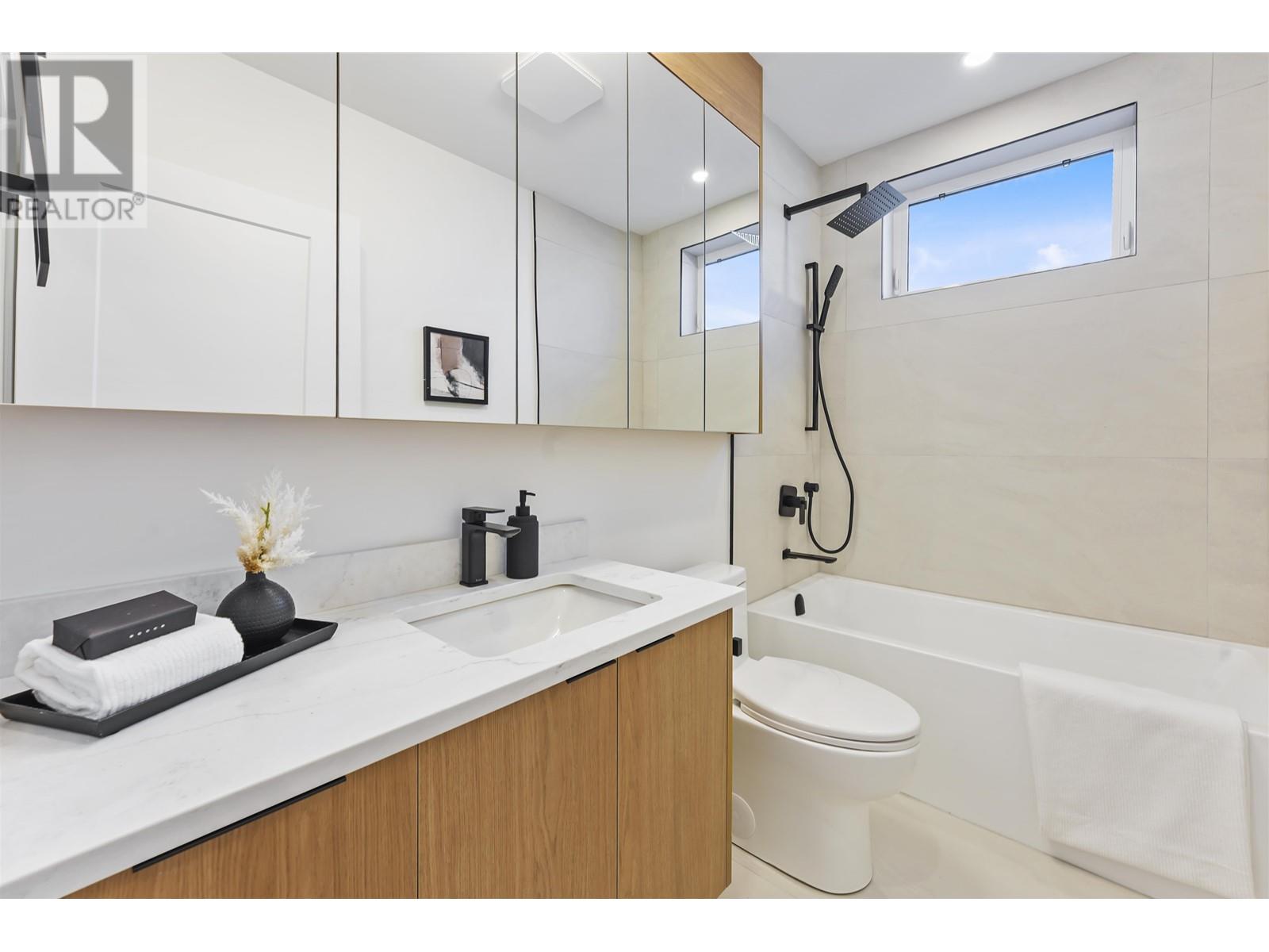 Listing Picture 22 of 38 : 2 1322 13TH AVENUE, Vancouver / 溫哥華 - 魯藝地產 Yvonne Lu Group - MLS Medallion Club Member