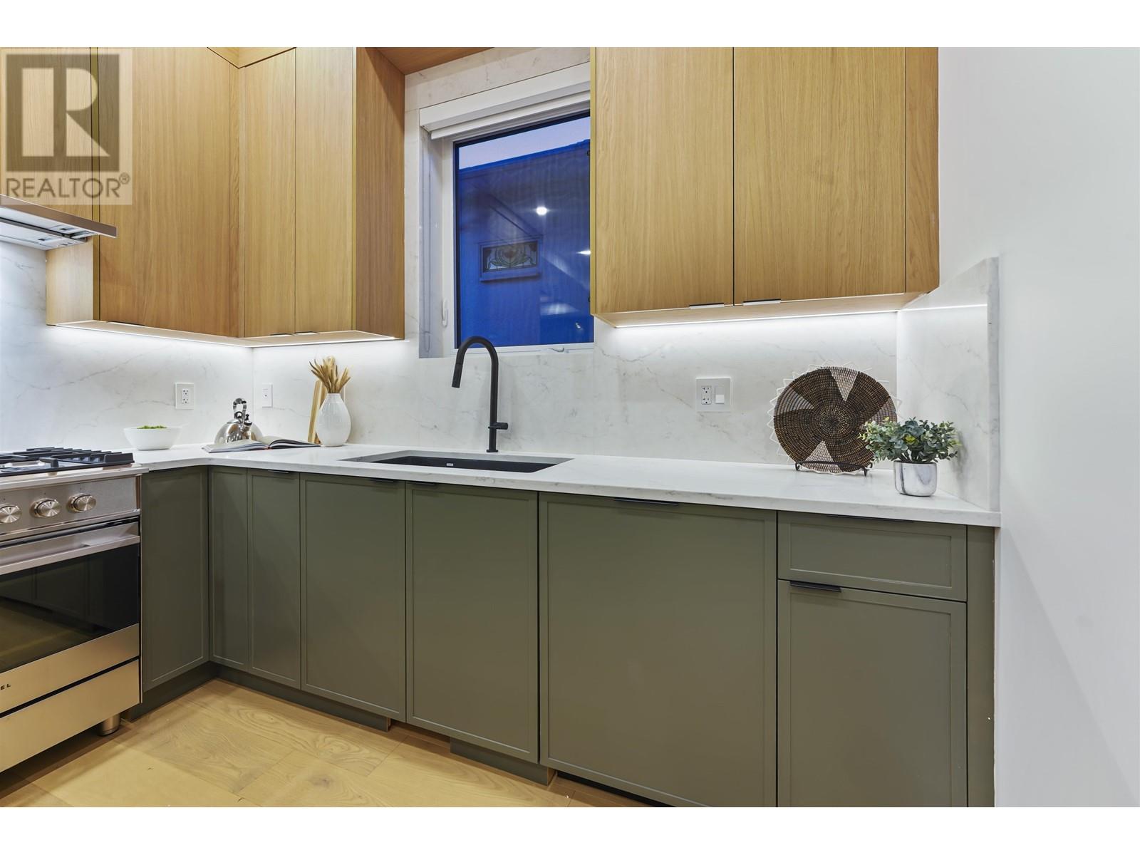 Listing Picture 13 of 35 : 1 1322 E 13TH AVENUE, Vancouver / 溫哥華 - 魯藝地產 Yvonne Lu Group - MLS Medallion Club Member