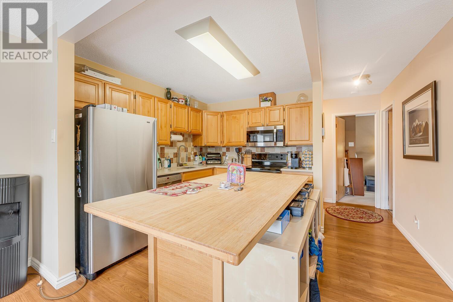 202 550 Eighth Street, New Westminster, British Columbia  V3M 3R9 - Photo 2 - R2984086