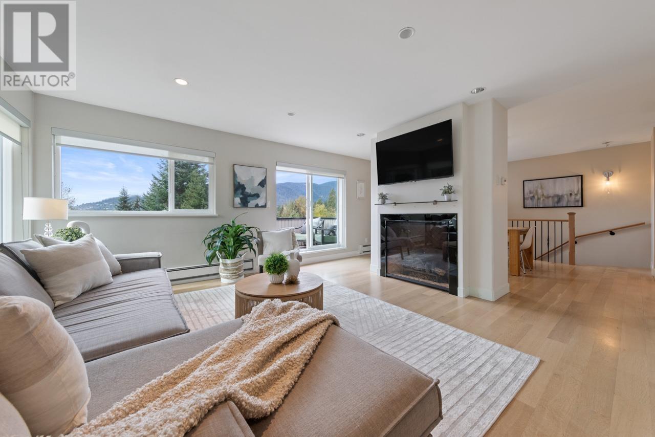 5620 Eagle Court, North Vancouver, British Columbia  V7R 4T9 - Photo 2 - R2981548