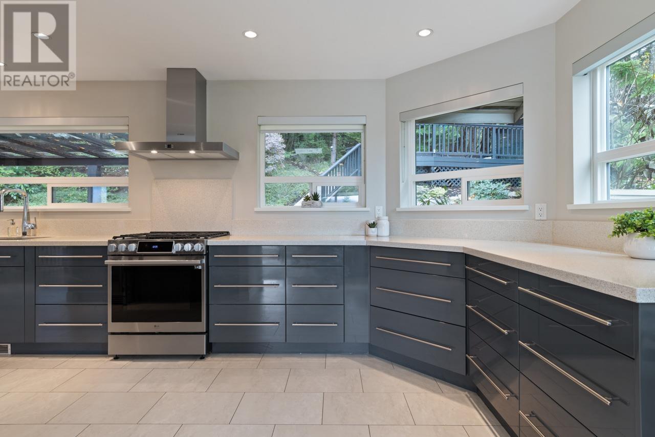 5620 Eagle Court, North Vancouver, British Columbia  V7R 4T9 - Photo 8 - R2981548