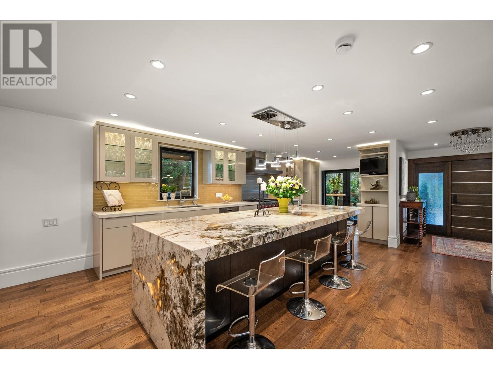 Property at 4005 VINE STREET image 2
