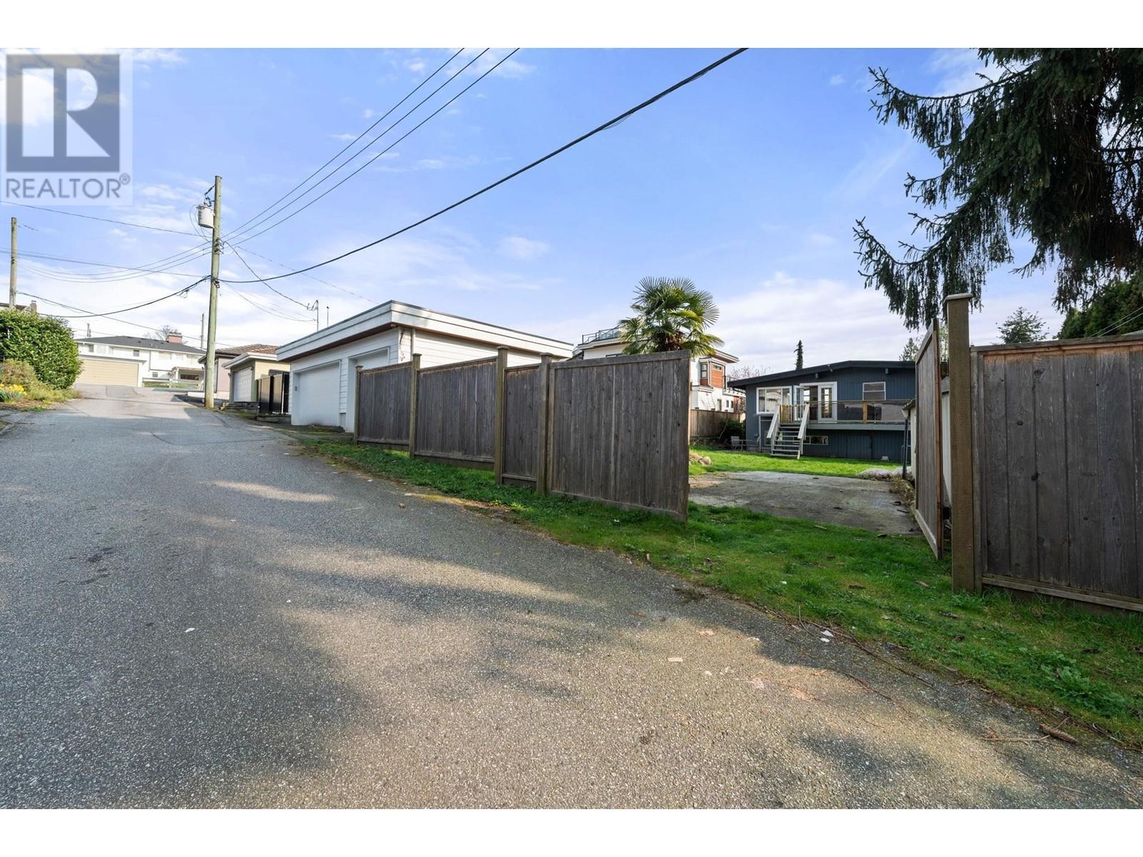 530 W 14th Street, North Vancouver, British Columbia  V7M 1P9 - Photo 22 - R2984158