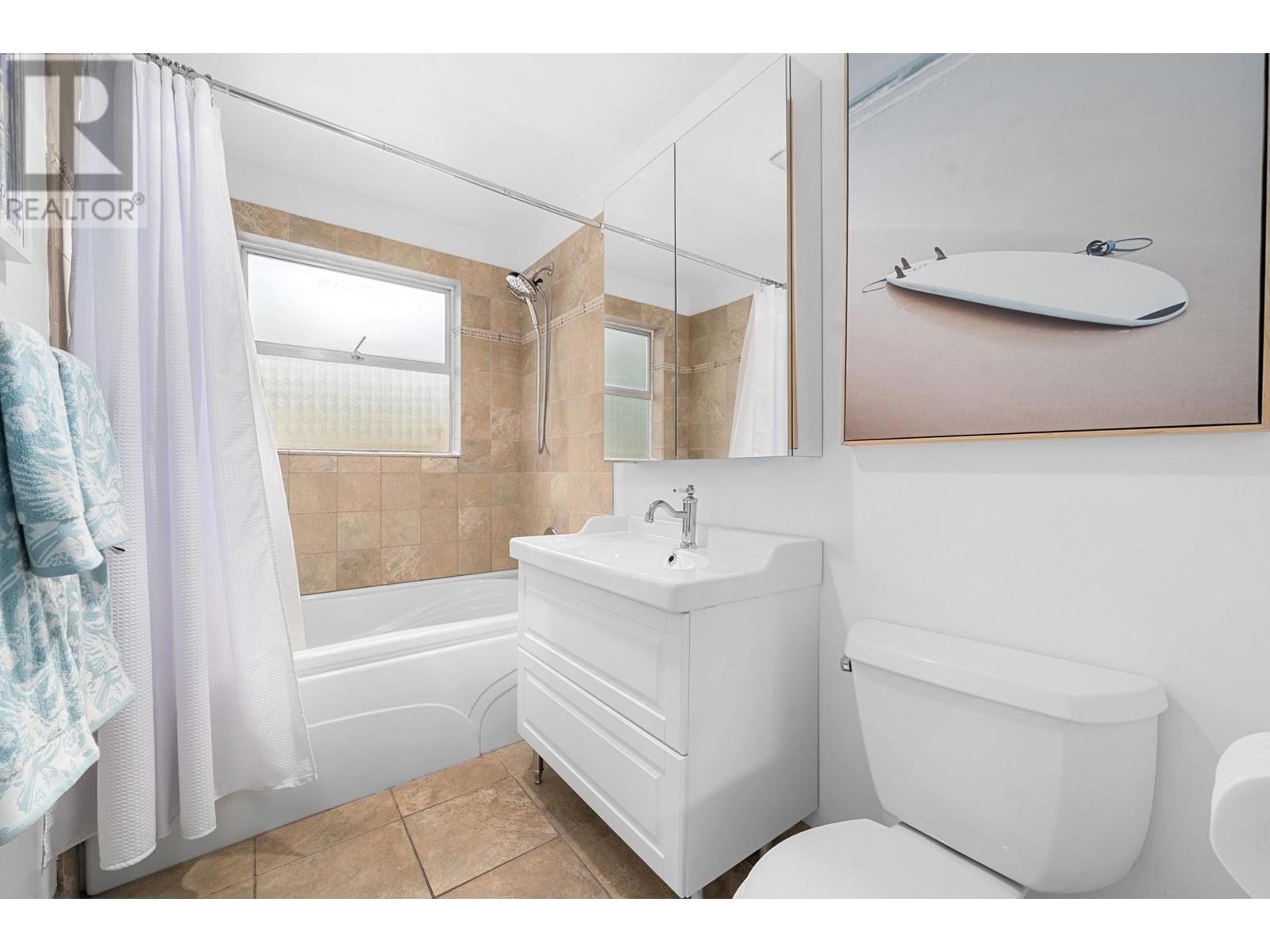 530 W 14th Street, North Vancouver, British Columbia  V7M 1P9 - Photo 18 - R2984158