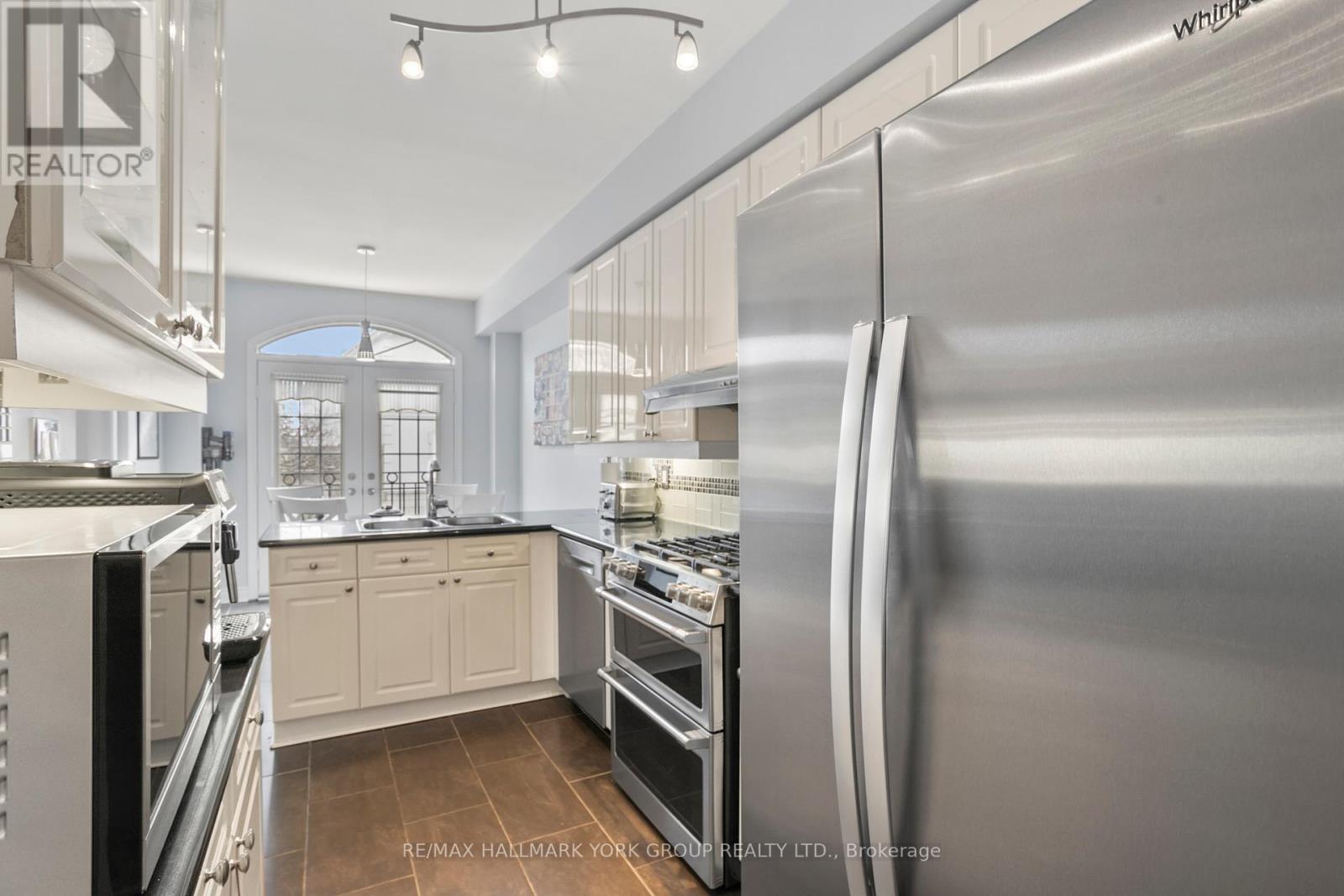 Unit 10 - 38 Hunt Avenue, Richmond Hill, Ontario  L4C 0J7 - Photo 8 - N12052475