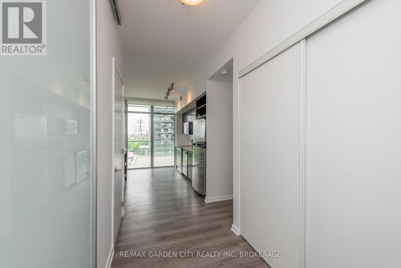 405 - 103 The Queensway Way, Toronto (High Park-Swansea), Ontario  M6S 5B3 - Photo 10 - W12052489