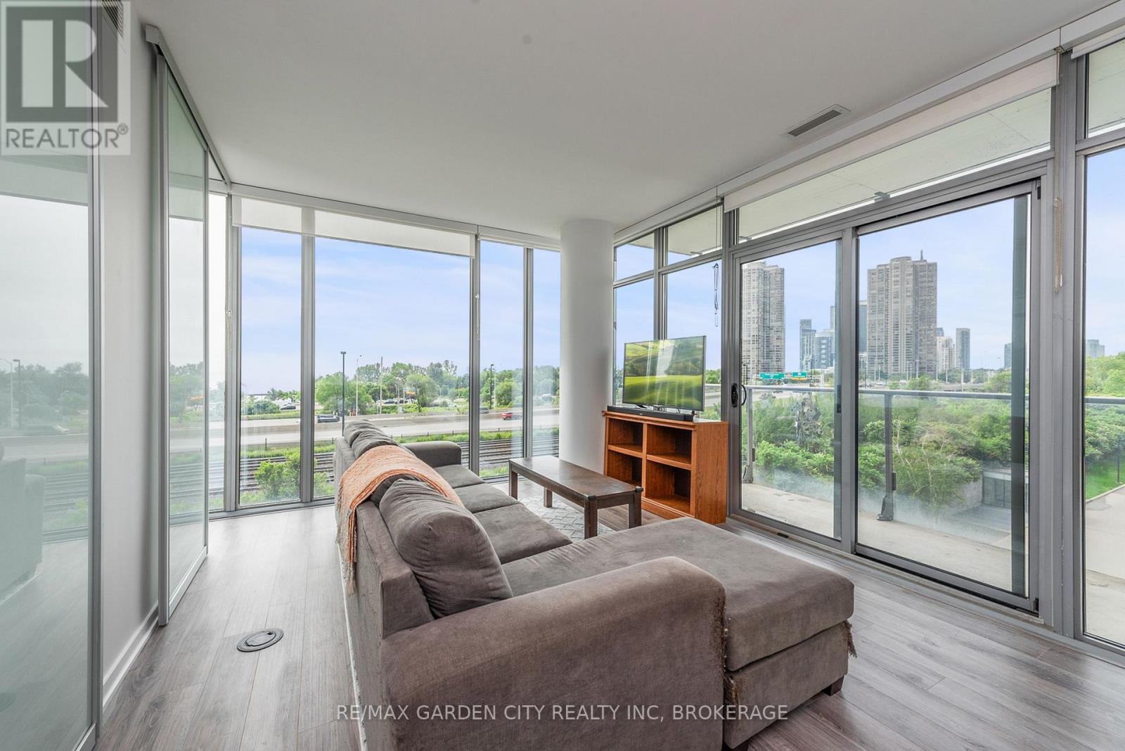 405 - 103 The Queensway Way, Toronto (High Park-Swansea), Ontario  M6S 5B3 - Photo 15 - W12052489
