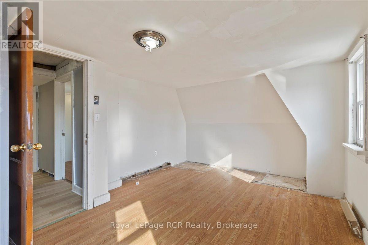 315 Mcnab Street, Brockton, Ontario  N0G 2V0 - Photo 11 - X12052573