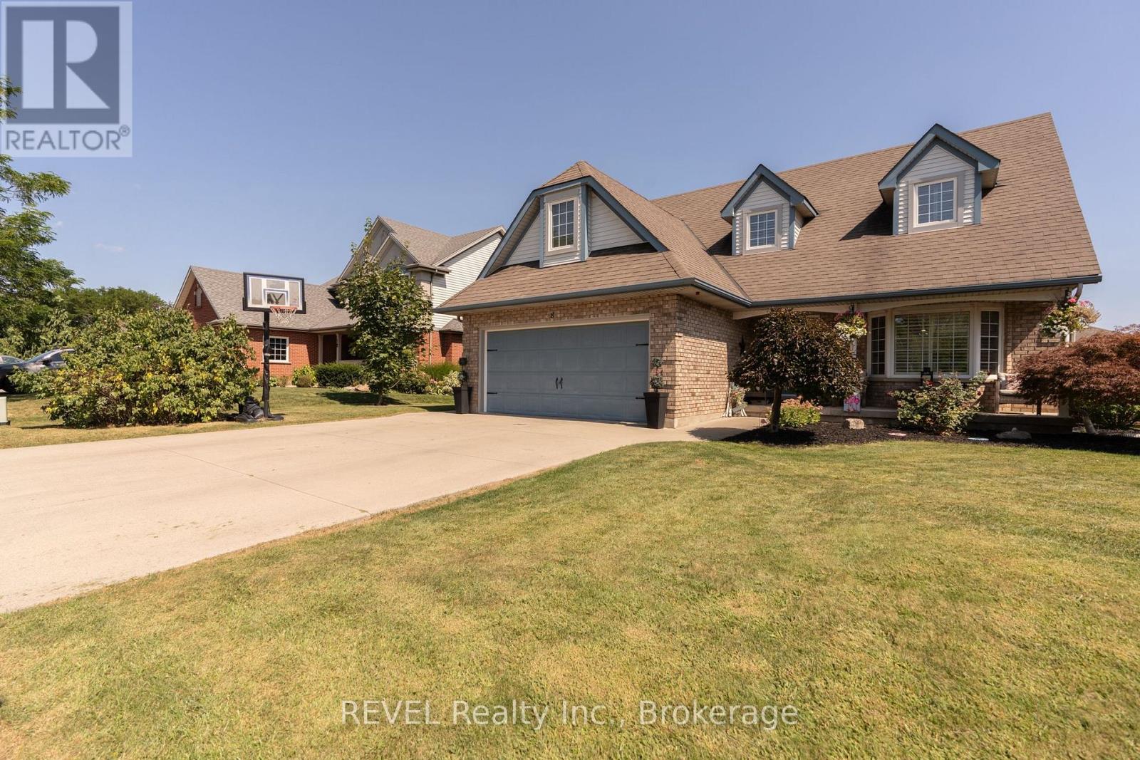 8 Virginia Street, Welland, Ontario  L3C 7A5 - Photo 2 - X12052542