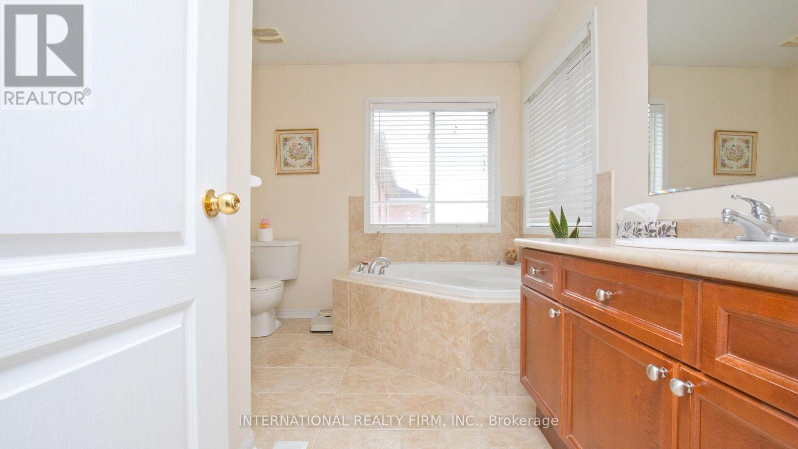 30 Benmore Crescent, Brampton, Ontario  L6P 2T3 - Photo 17 - W12052520