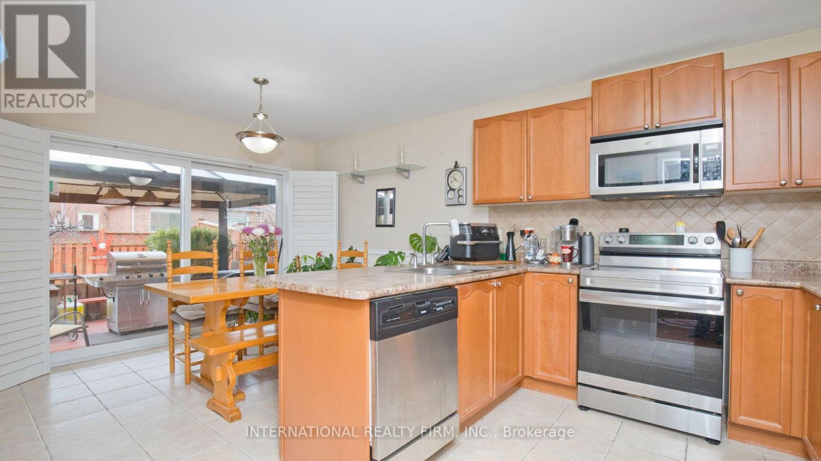 30 Benmore Crescent, Brampton, Ontario  L6P 2T3 - Photo 8 - W12052520