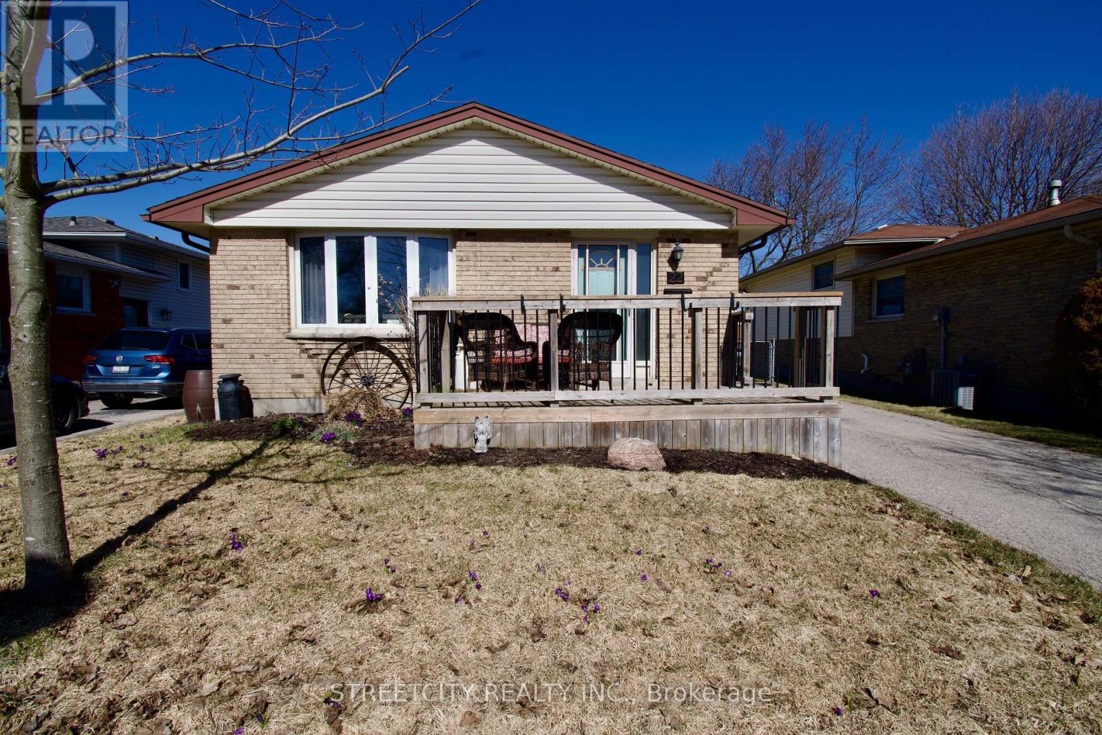 Photo 2 of 25 for 22 Fennell Crescent