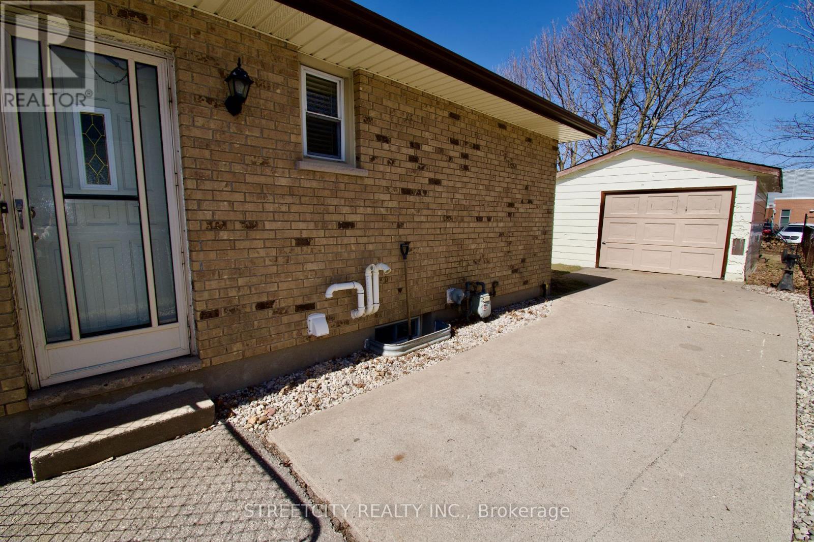 Photo 3 of 25 for 22 Fennell Crescent