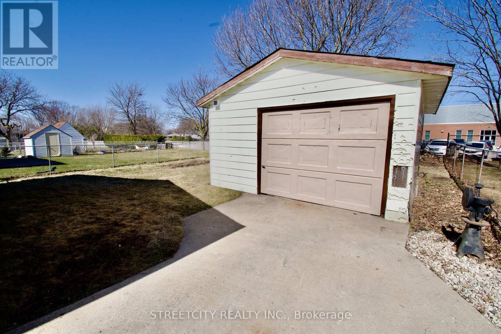 Photo 4 of 25 for 22 Fennell Crescent