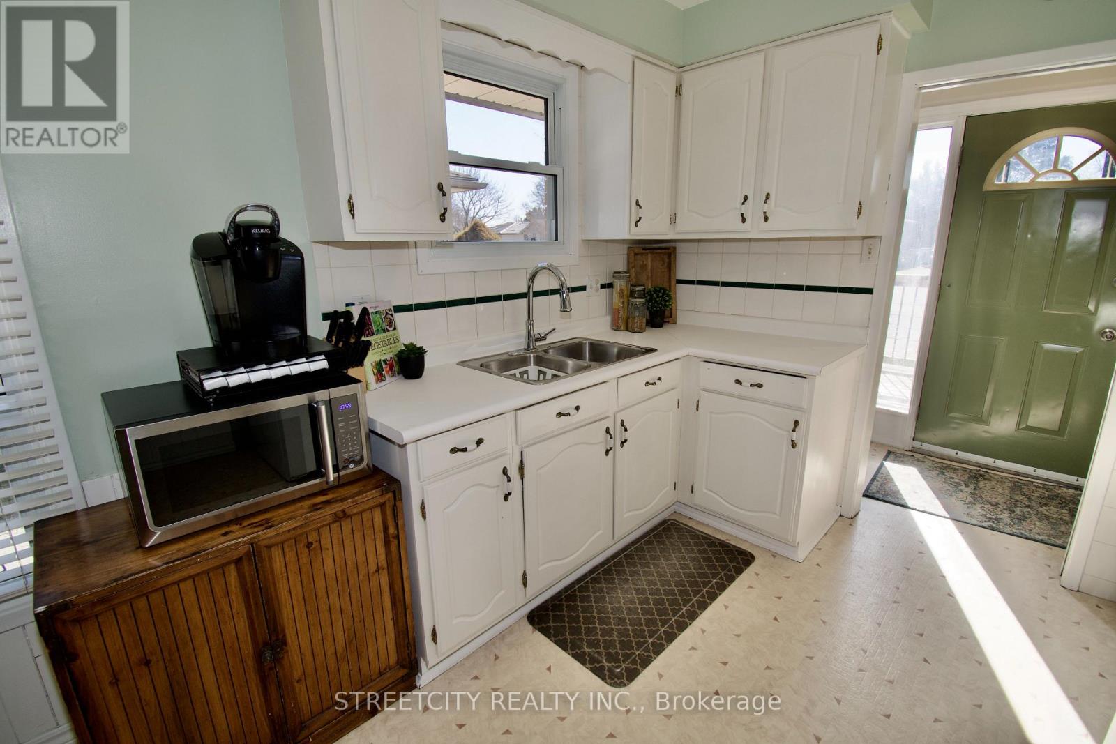 Photo 9 of 25 for 22 Fennell Crescent
