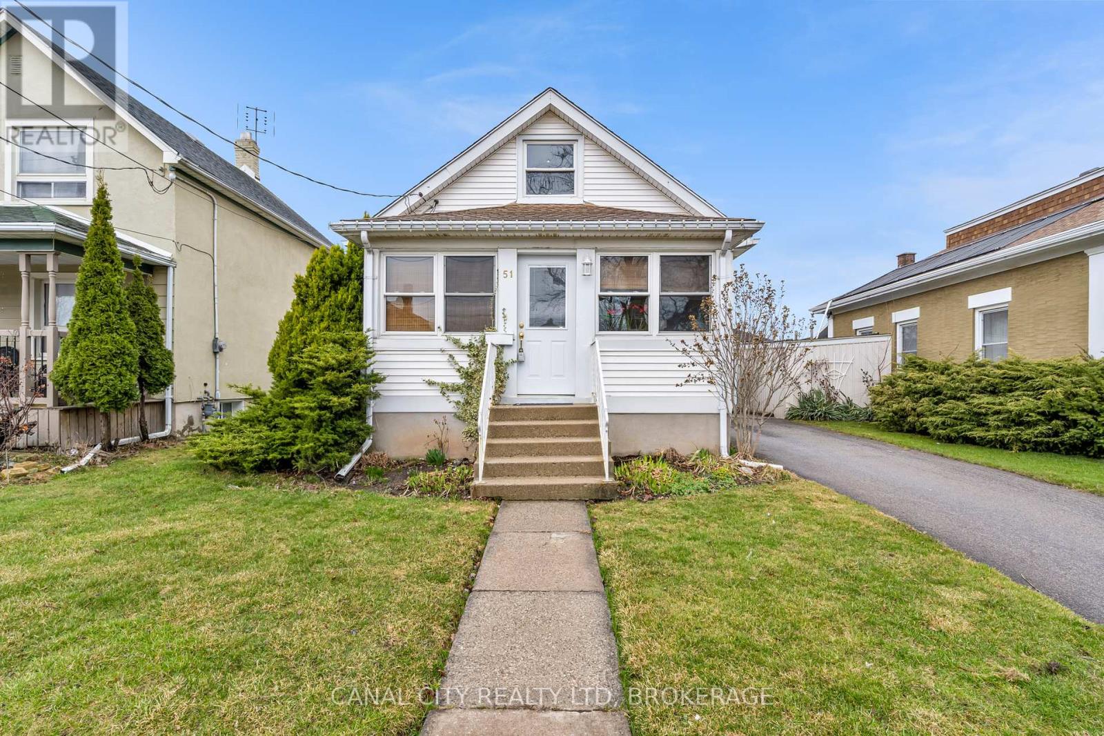Property at 51 PINE STREET S image 2