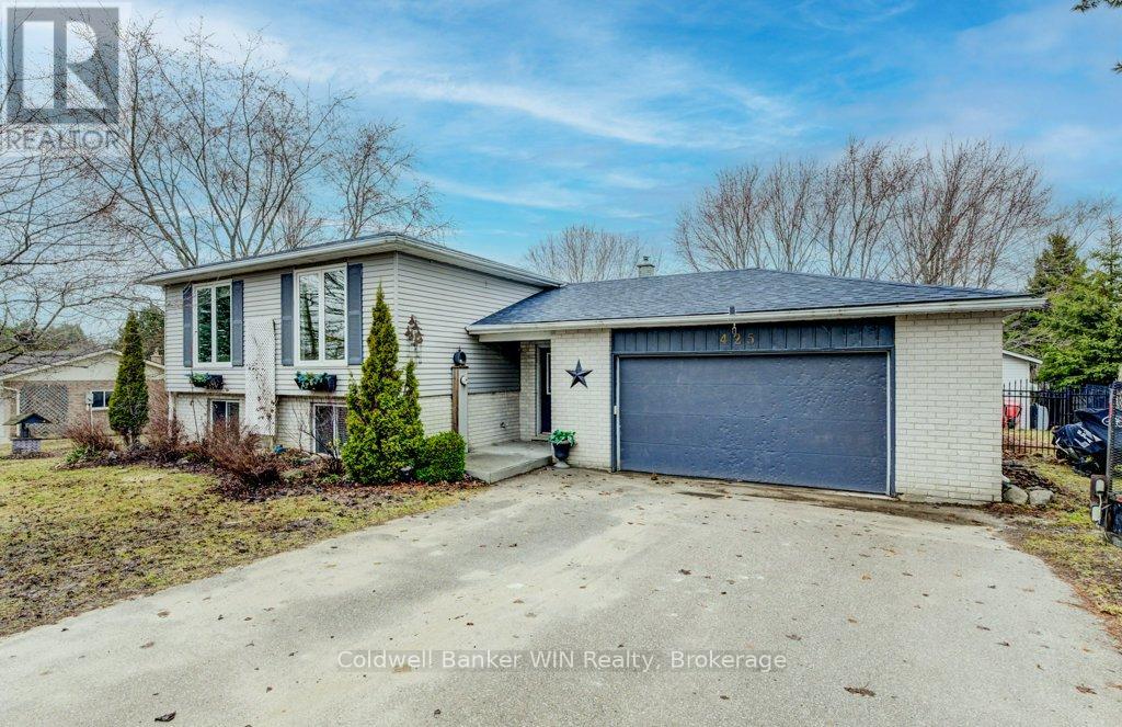 425 Clyde Street, Wellington North, Ontario  N0G 2L3 - Photo 2 - X11996665