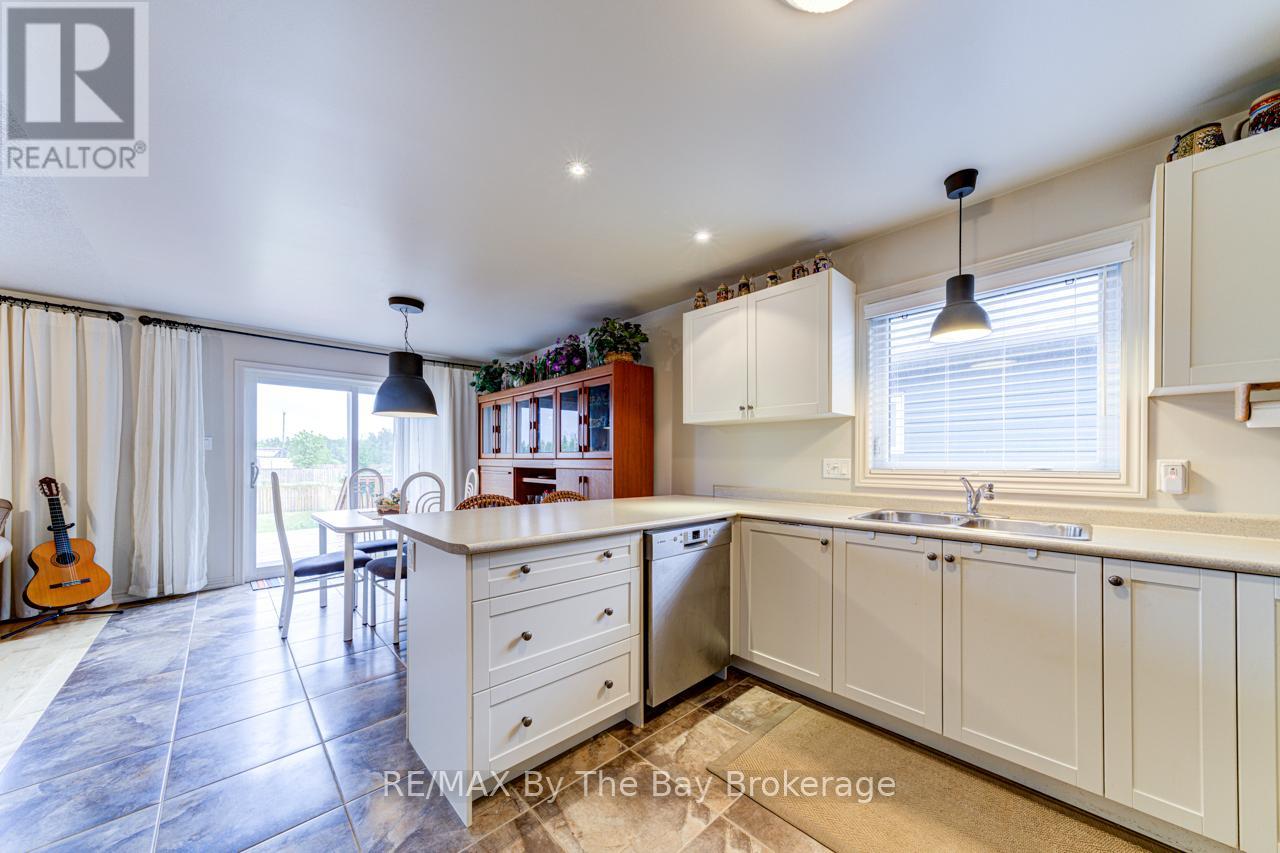9 George Avenue, Wasaga Beach, Ontario  L9Z 2X9 - Photo 10 - S12052791