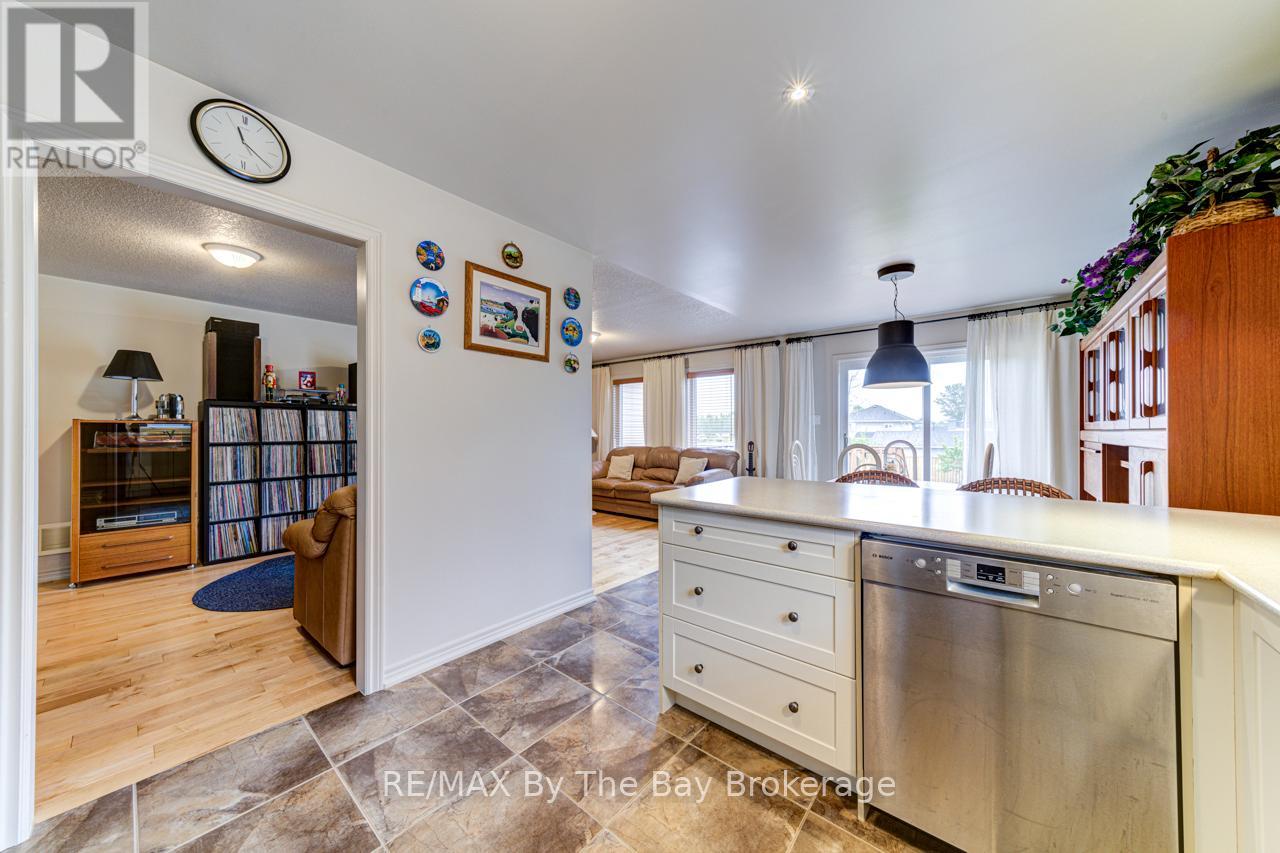 9 George Avenue, Wasaga Beach, Ontario  L9Z 2X9 - Photo 11 - S12052791