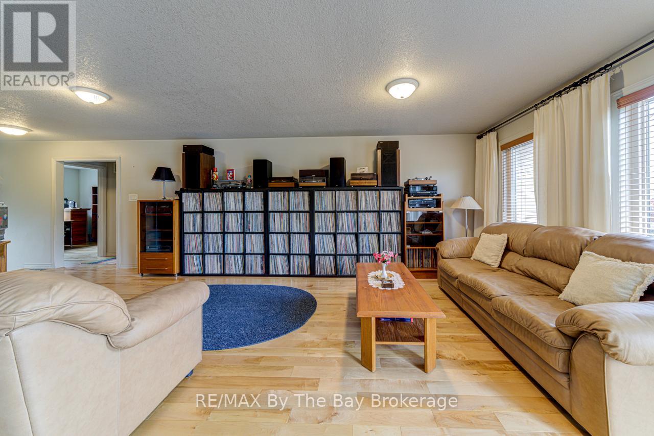 9 George Avenue, Wasaga Beach, Ontario  L9Z 2X9 - Photo 16 - S12052791