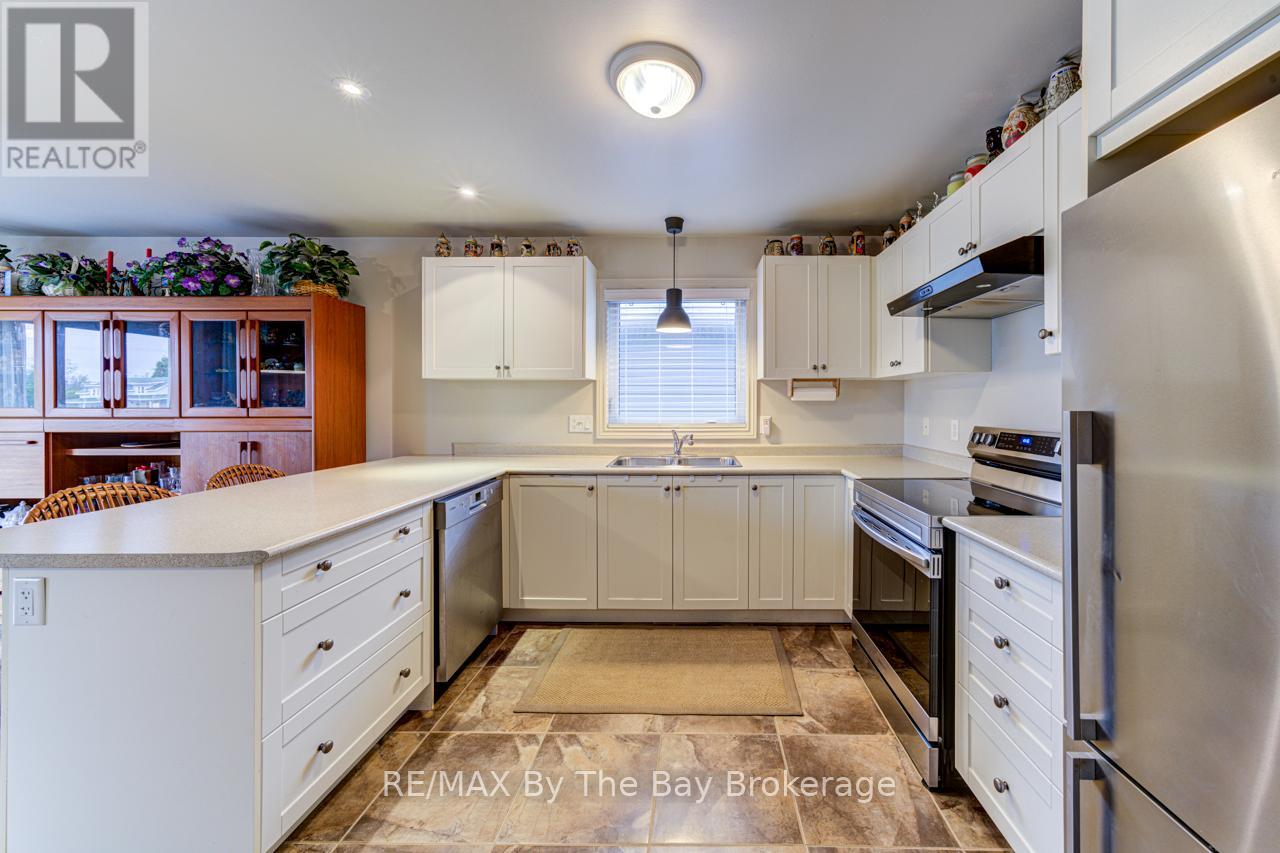 9 George Avenue, Wasaga Beach, Ontario  L9Z 2X9 - Photo 6 - S12052791