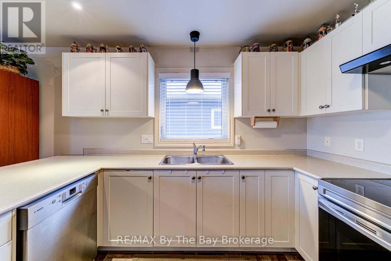 9 George Avenue, Wasaga Beach, Ontario  L9Z 2X9 - Photo 9 - S12052791