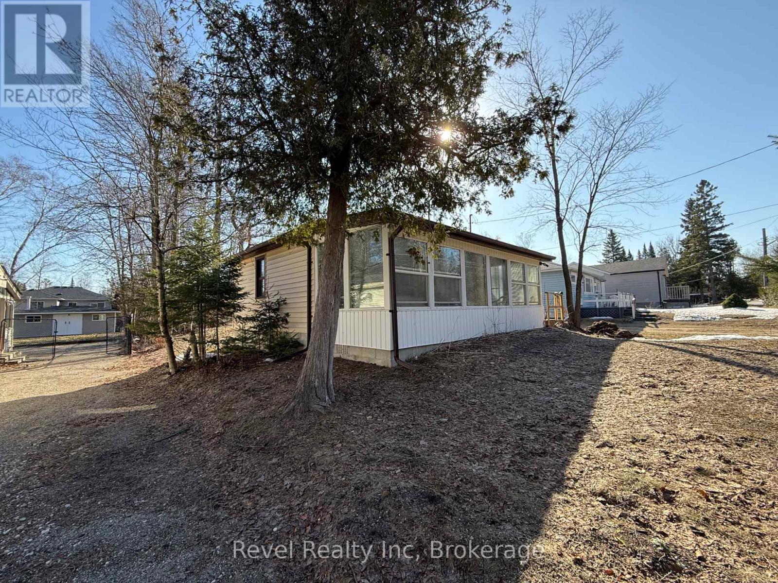 35 61st Street S, Wasaga Beach, Ontario  L9Z 1V7 - Photo 2 - S12039672