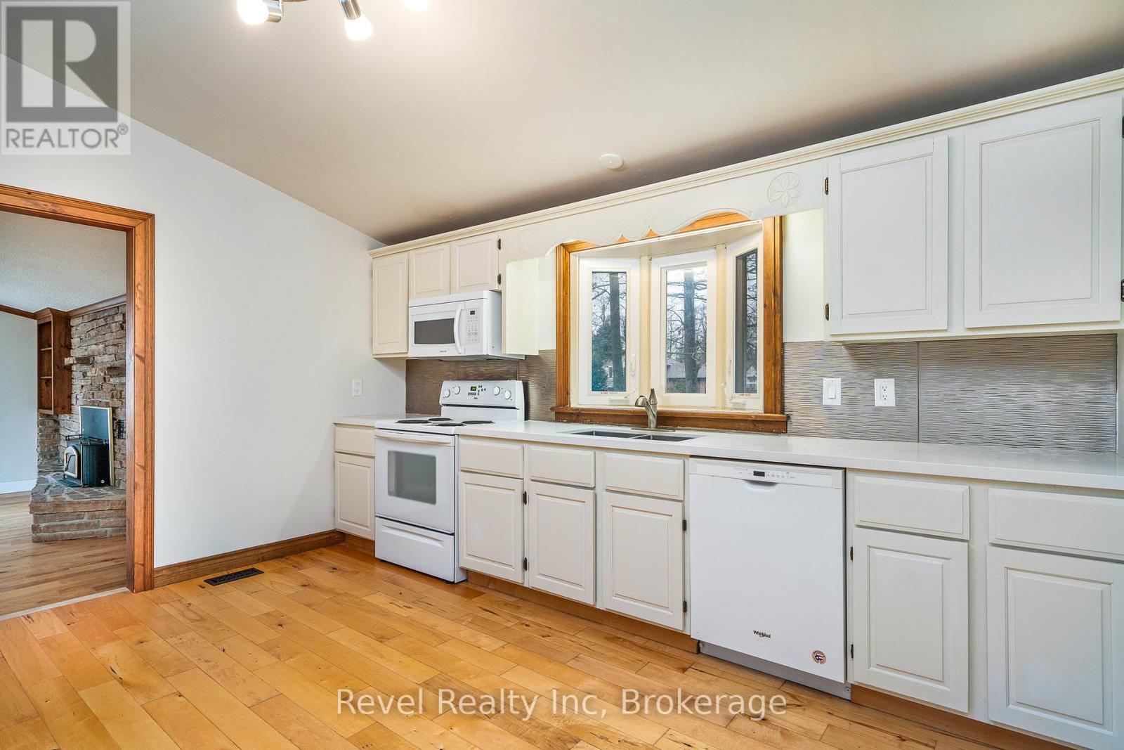 90 Edgewater Road, Wasaga Beach, Ontario  L9Z 2W3 - Photo 10 - S12048506
