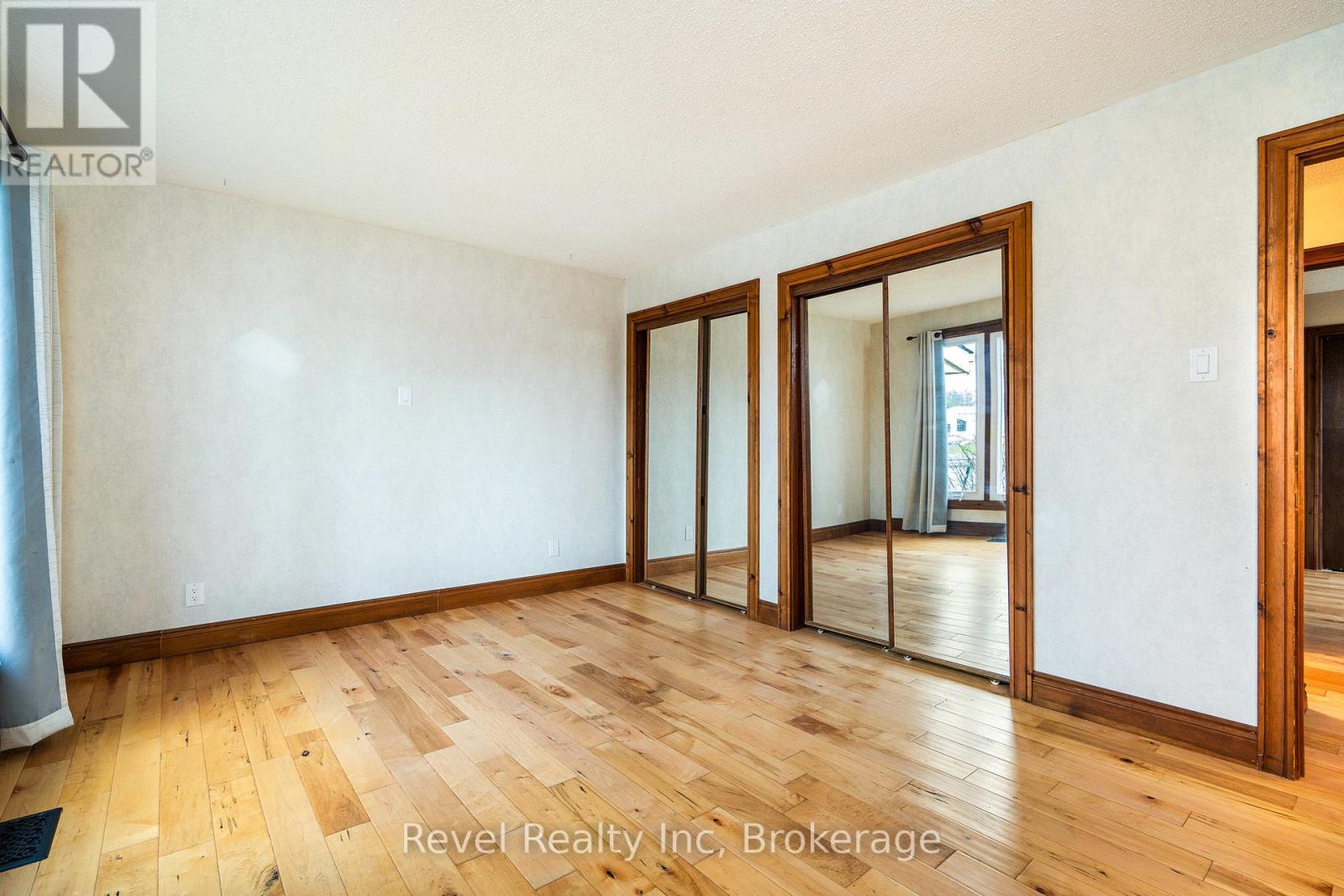 90 Edgewater Road, Wasaga Beach, Ontario  L9Z 2W3 - Photo 12 - S12048506