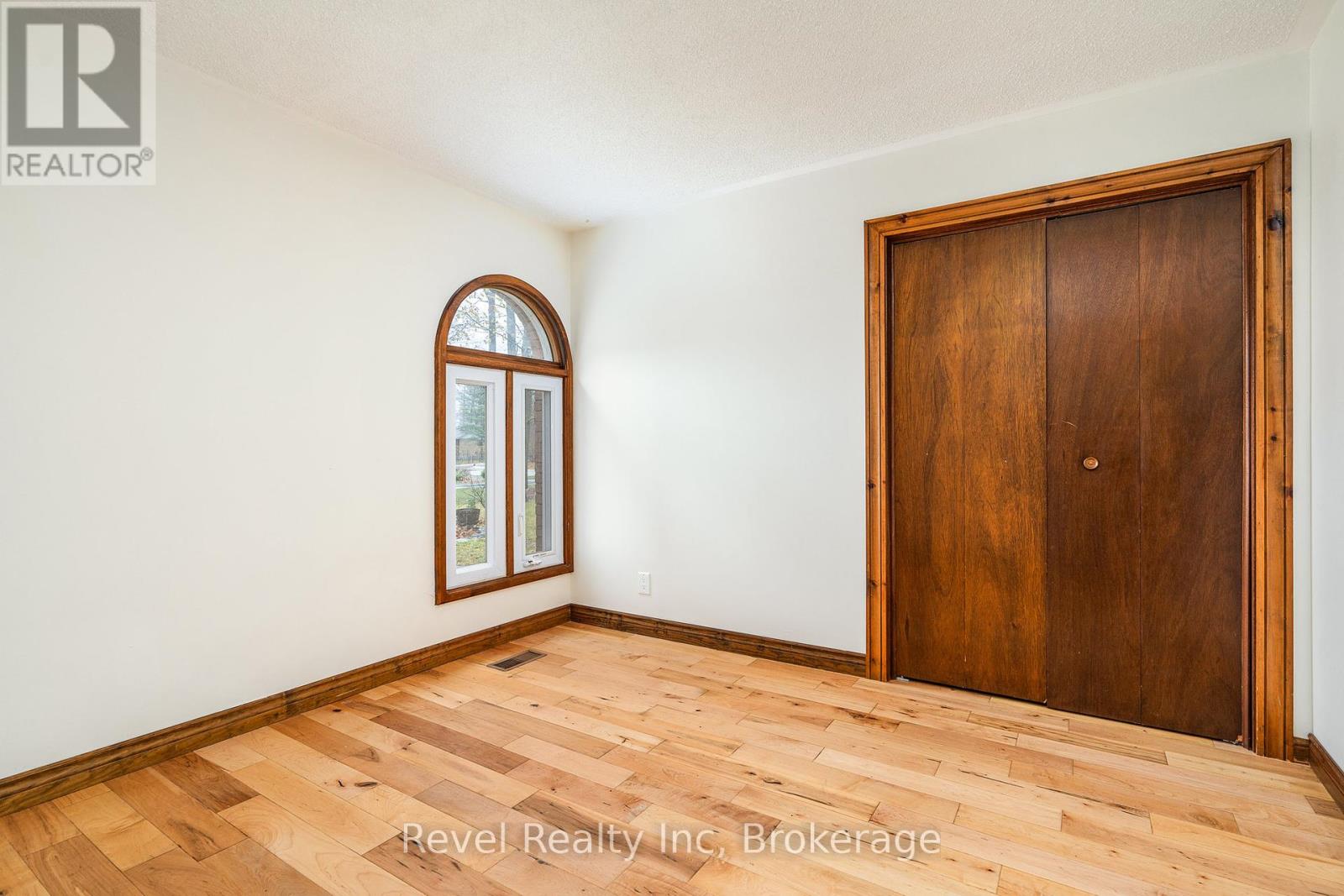90 Edgewater Road, Wasaga Beach, Ontario  L9Z 2W3 - Photo 15 - S12048506