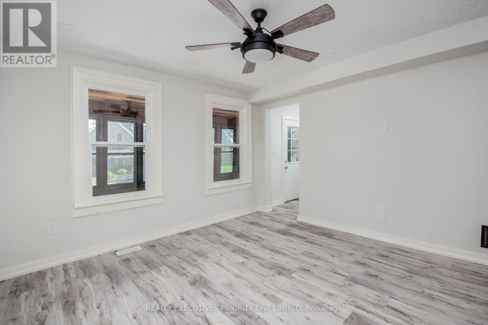 Property at 152 MAIN STREET W image 3
