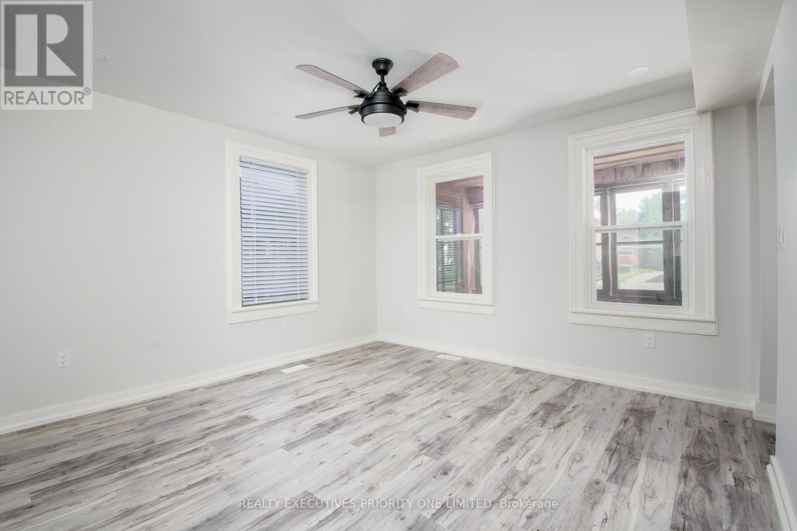 Property at 152 MAIN STREET W image 5