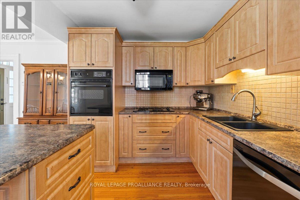 15 Paul Street, Prince Edward County, Ontario  K0K 2T0 - Photo 9 - X12053112