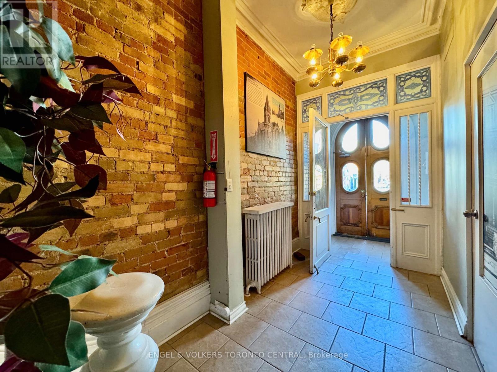Main - 167 Carlton Street, Toronto, Ontario  M5A 2K3 - Photo 3 - C12052969