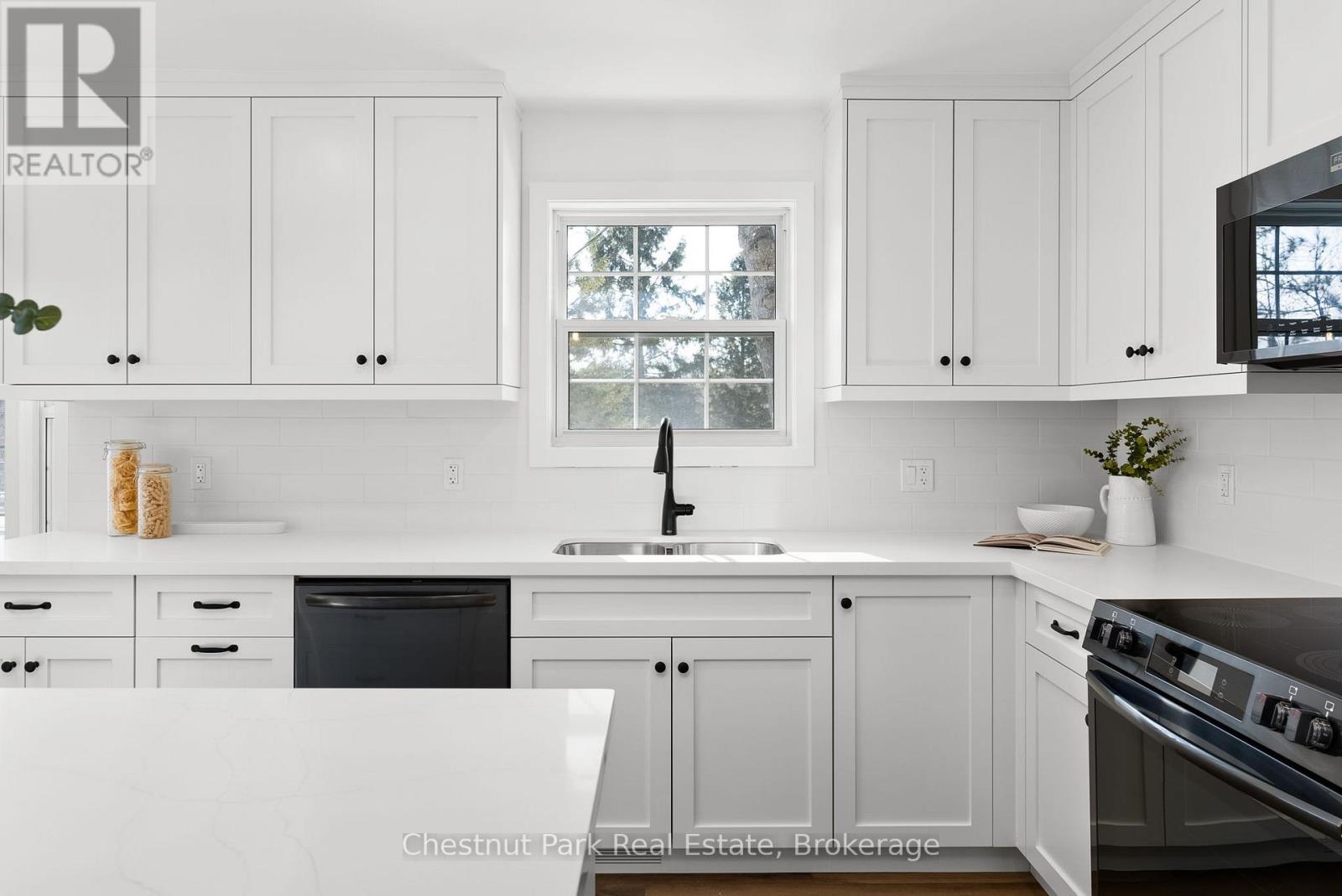 16 Clifford Street, Seguin, Ontario  P0C 1J0 - Photo 8 - X12053137