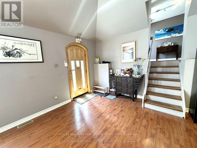 270 LAKESHORE ROAD E, Mississauga, Ontario
