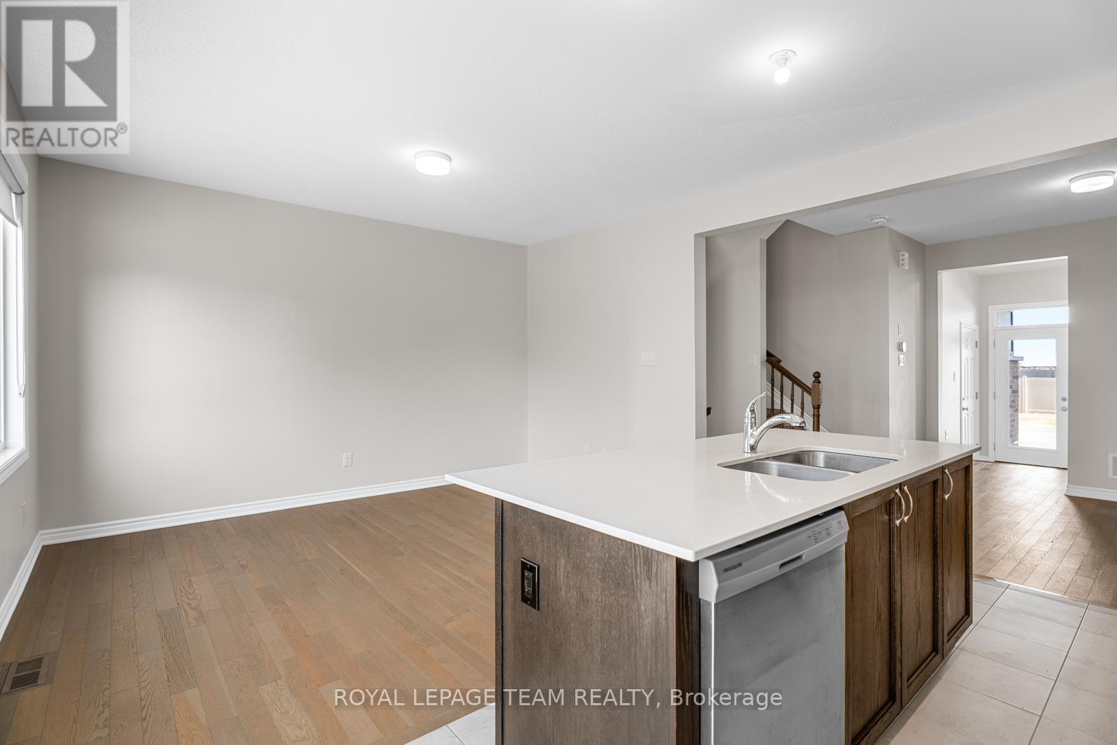 13 Bermondsey Way, Ottawa, Ontario  K2S 2Y7 - Photo 9 - X12053329