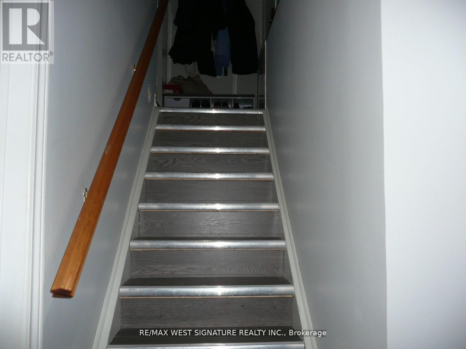 70 Robertson Close, Vaughan, Ontario  L6A 2G7 - Photo 13 - N12053253