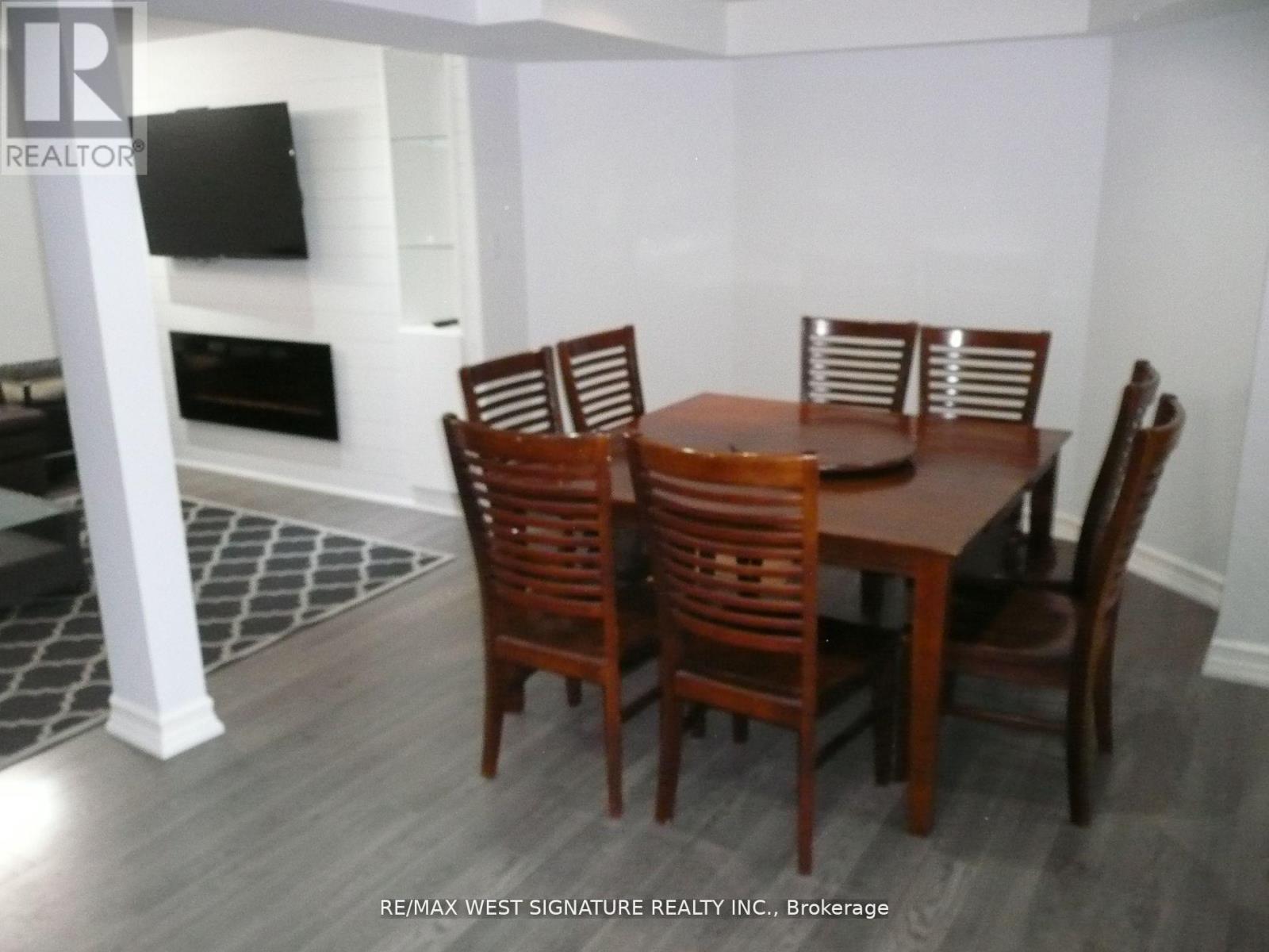 70 Robertson Close, Vaughan, Ontario  L6A 2G7 - Photo 2 - N12053253
