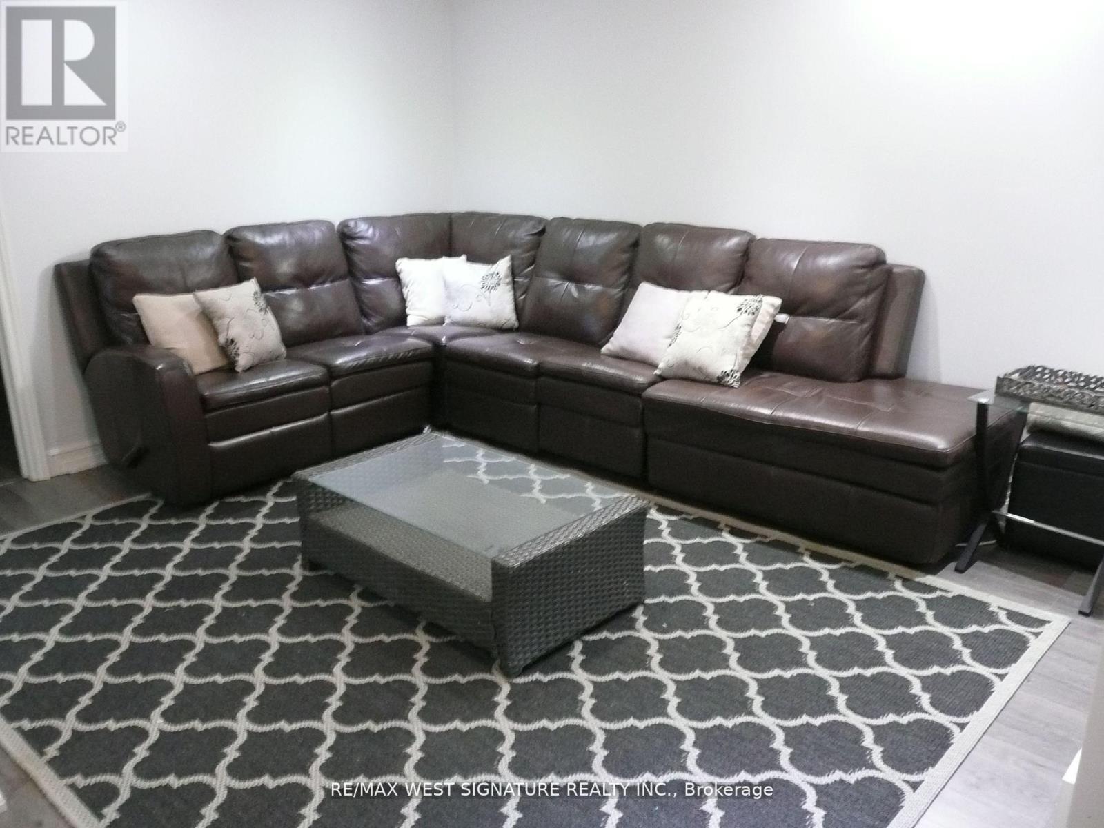 70 Robertson Close, Vaughan, Ontario  L6A 2G7 - Photo 4 - N12053253
