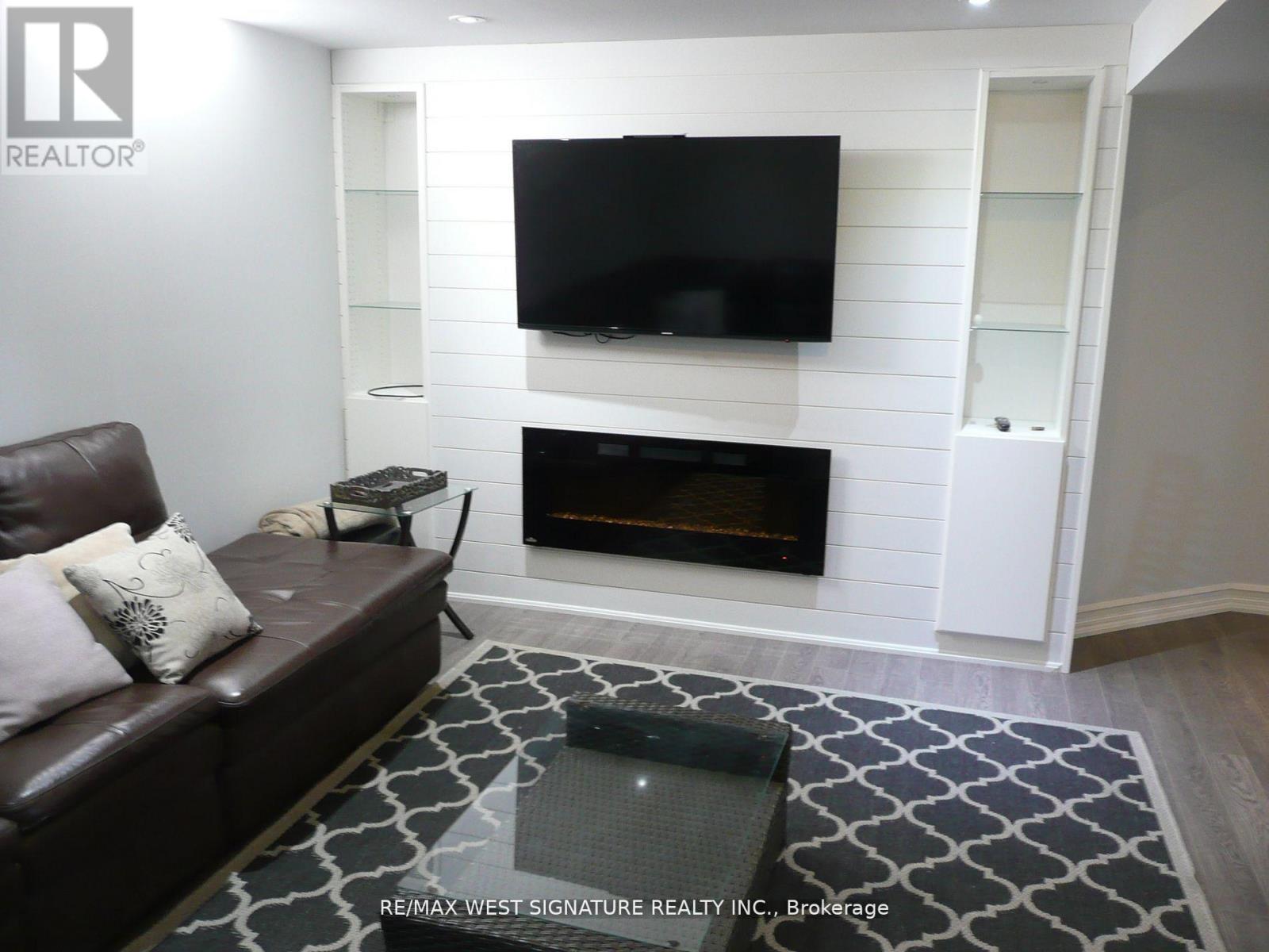 70 Robertson Close, Vaughan, Ontario  L6A 2G7 - Photo 5 - N12053253