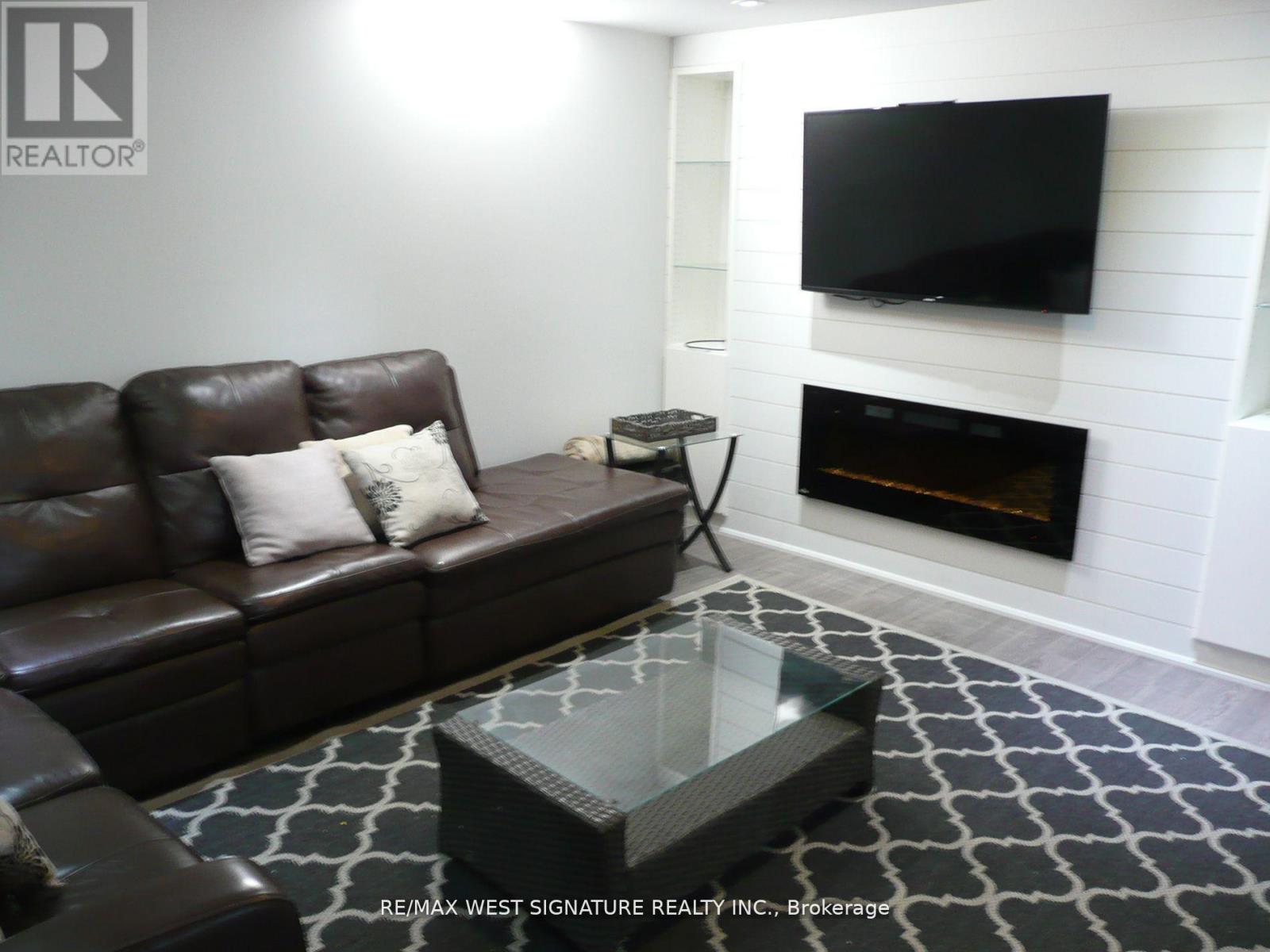 70 Robertson Close, Vaughan, Ontario  L6A 2G7 - Photo 6 - N12053253