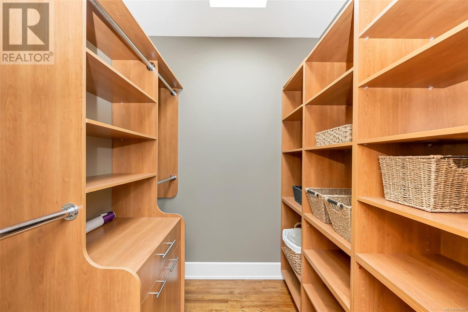 Property at 1611 Hollywood Cres image 5