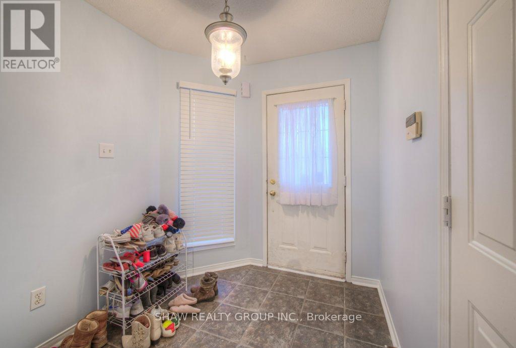 5134 Des Jardines Drive, Burlington, Ontario  L7L 6L7 - Photo 6 - W12053351