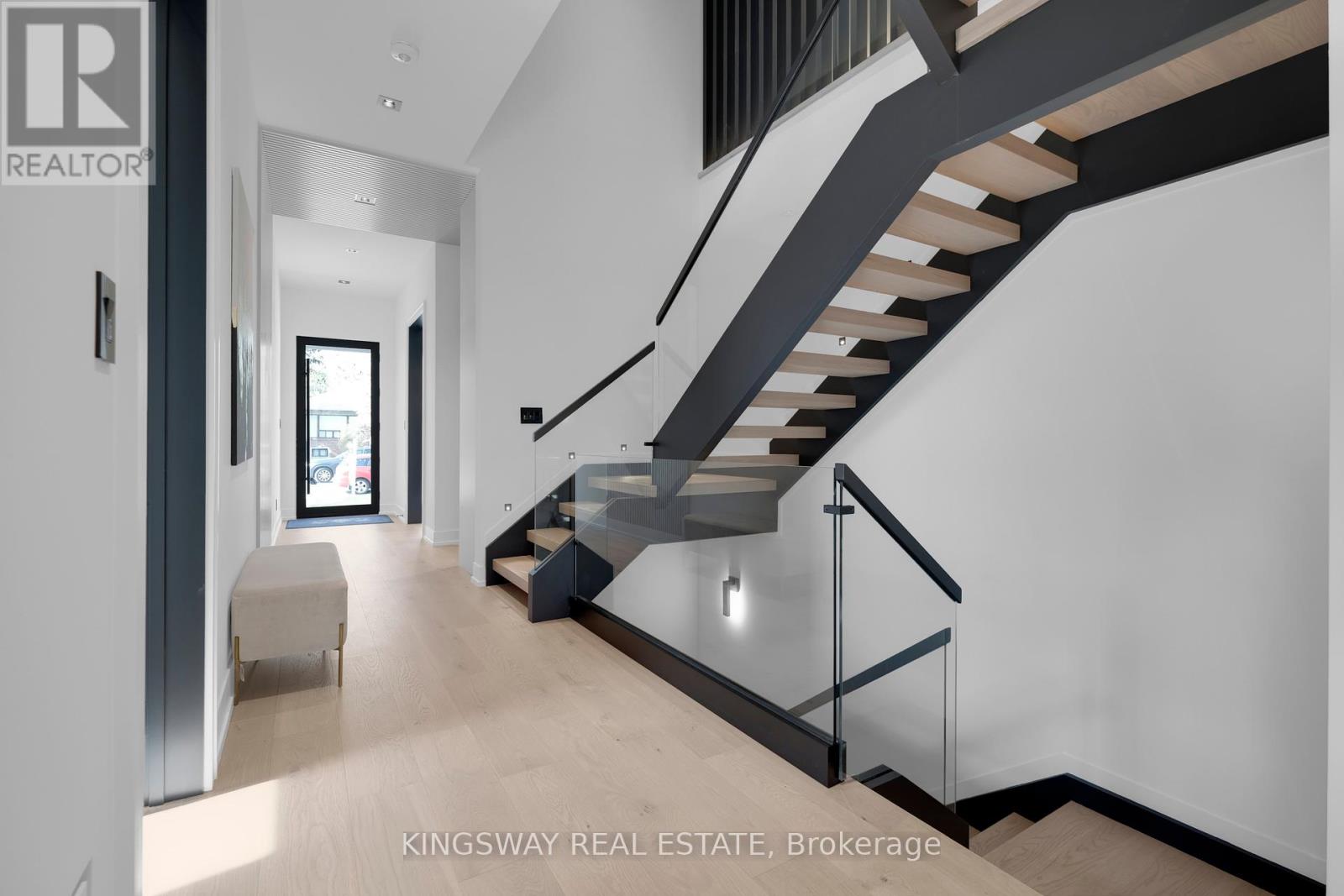 17 Broadview Avenue, Mississauga, Ontario  L5H 2S8 - Photo 9 - W12053445