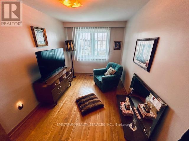 29 Whitbread Crescent, Toronto, Ontario  M3L 2A8 - Photo 11 - W12053594
