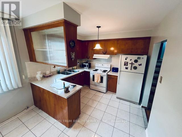 29 Whitbread Crescent, Toronto, Ontario  M3L 2A8 - Photo 3 - W12053594