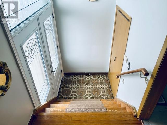 29 Whitbread Crescent, Toronto, Ontario  M3L 2A8 - Photo 5 - W12053594