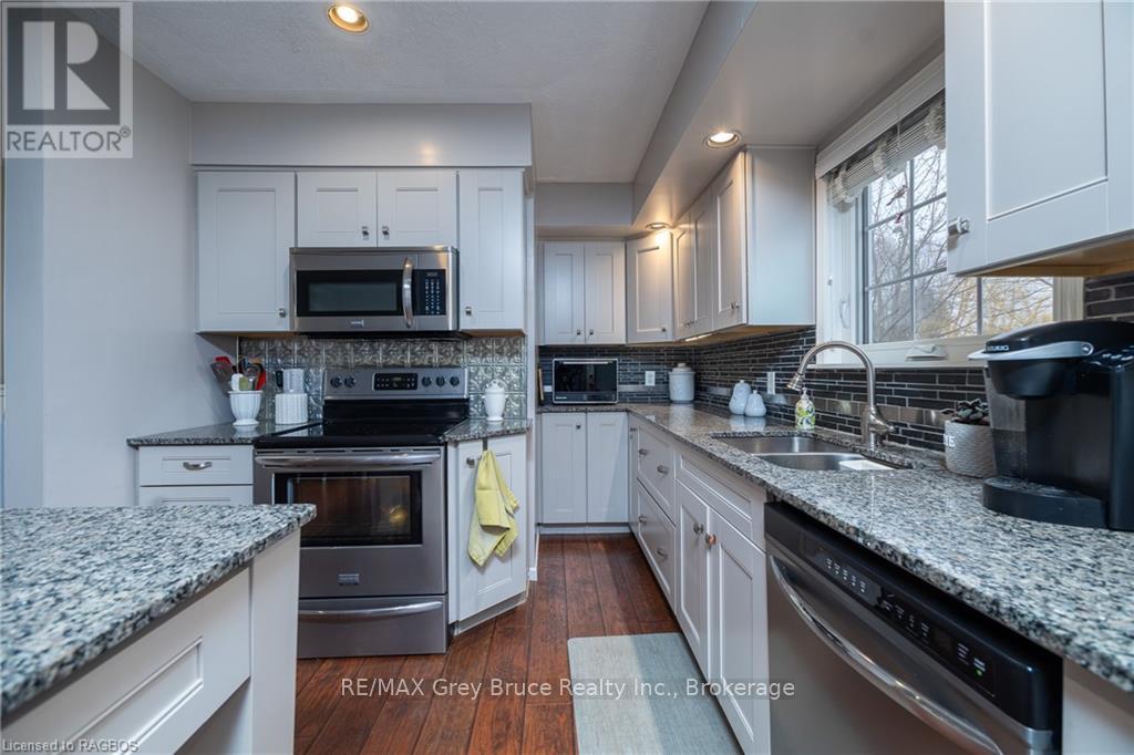 120 Havelock Street, Georgian Bluffs, Ontario  N0H 2T0 - Photo 13 - X12053719