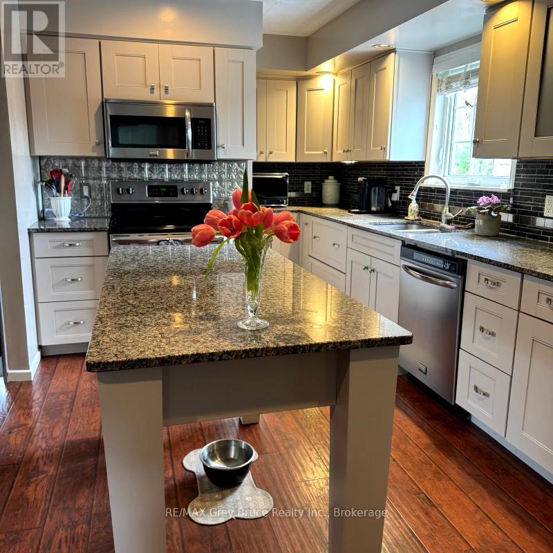 120 Havelock Street, Georgian Bluffs, Ontario  N0H 2T0 - Photo 14 - X12053719